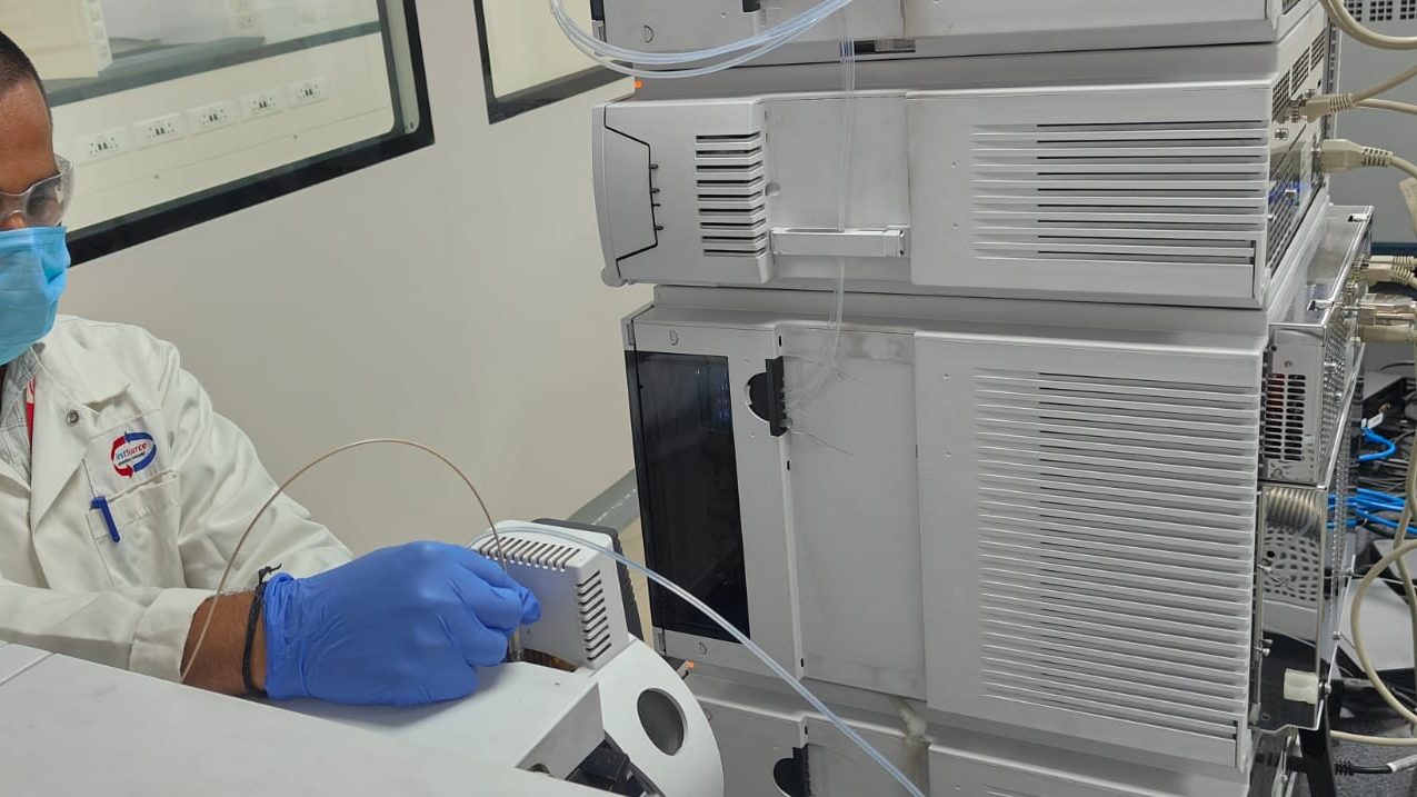 Fitting a column to a chromatography stack